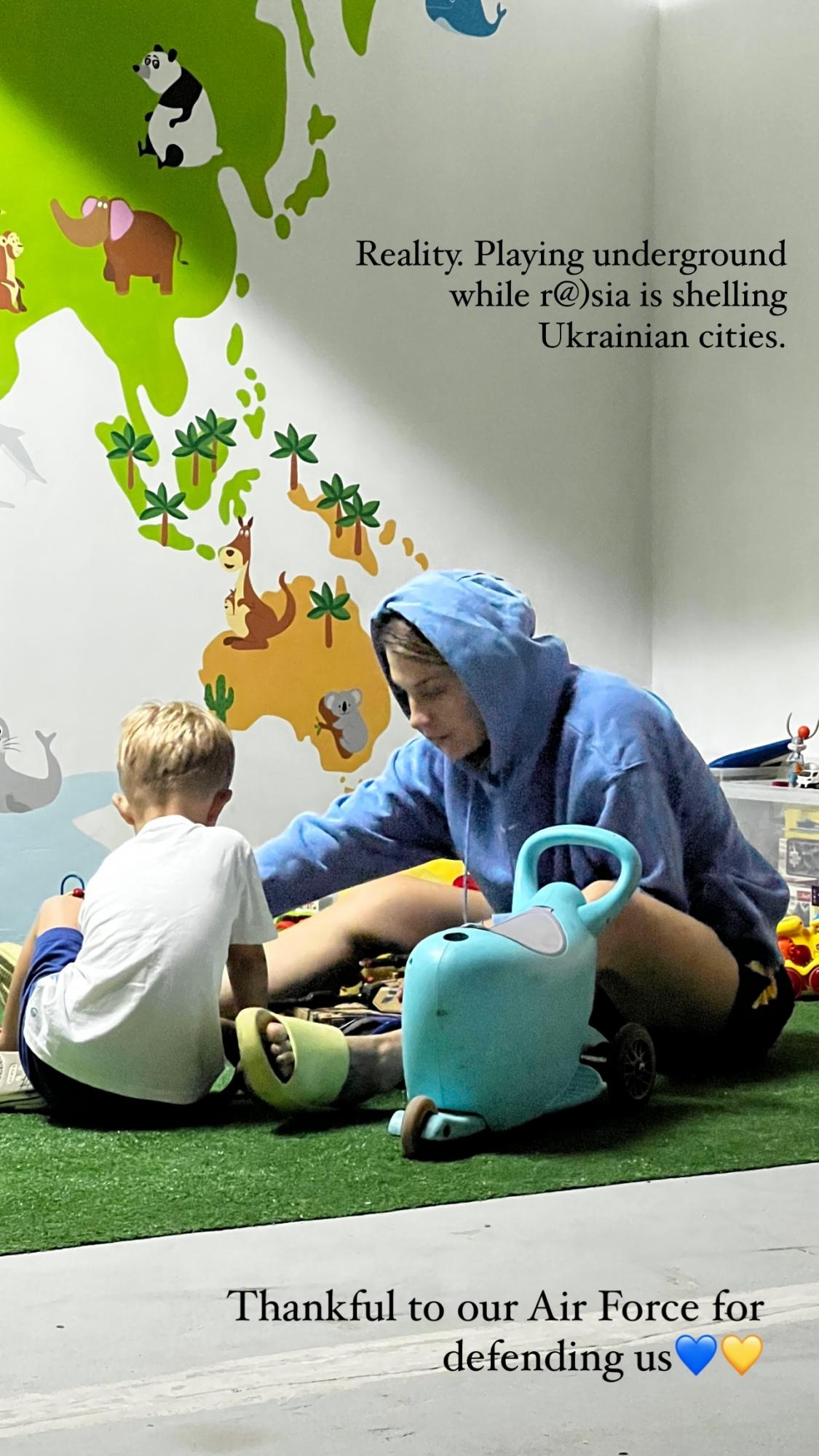 Ольга Харлан грається з дітьми у бомбосховищі під час ракетних ударів (фото)